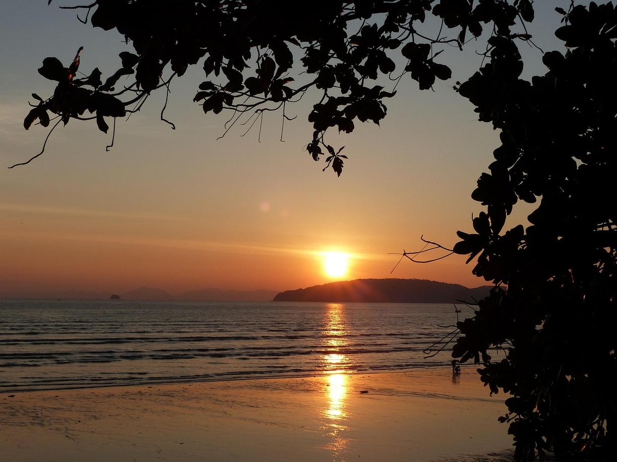 Zachód słońca nad plażą Ao Nang