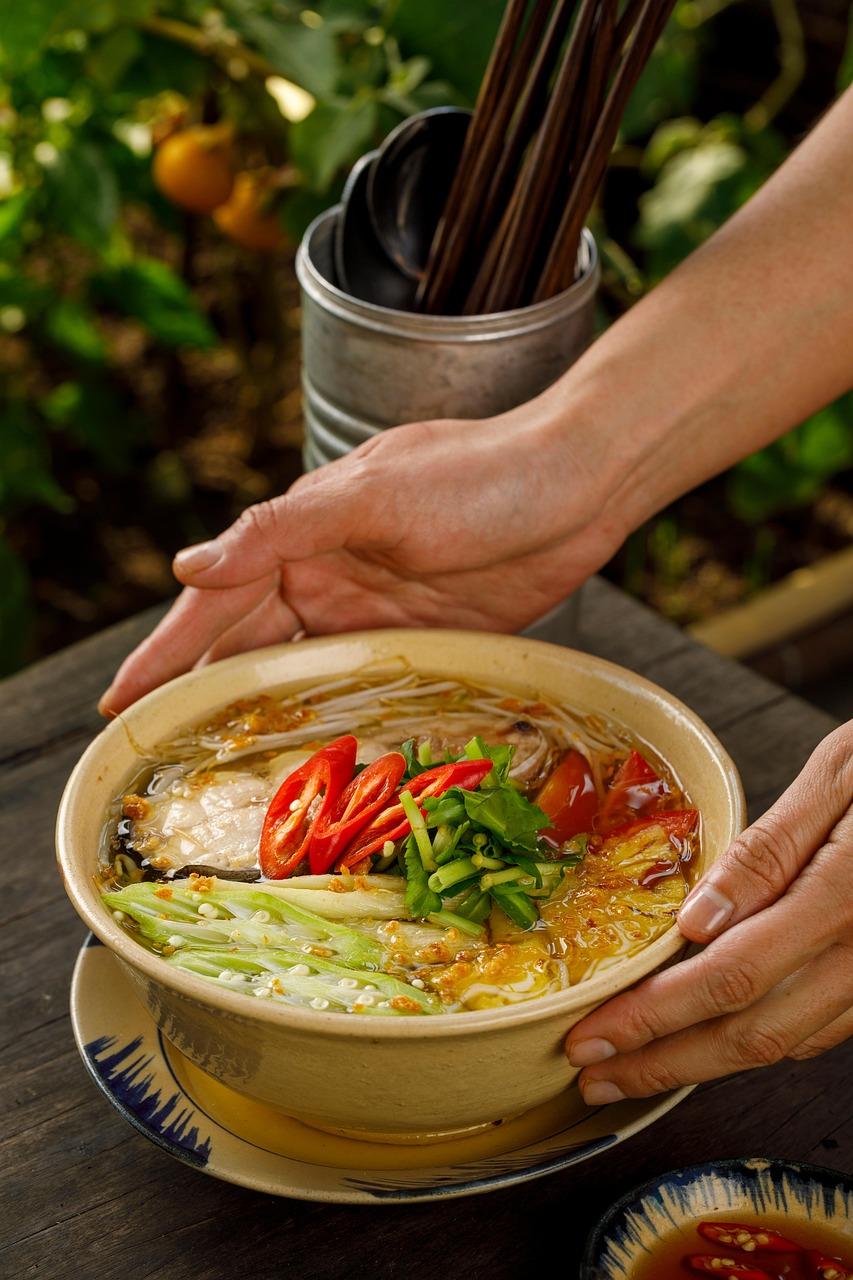 Zupa Bánh Canh w dolnej części miski