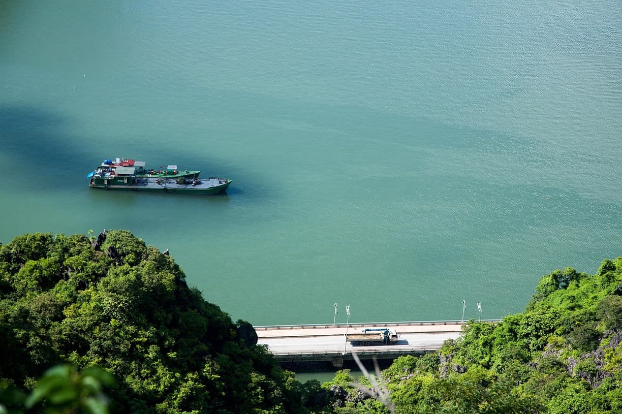 Widok na Zatokę Ha Long w Wietnamie