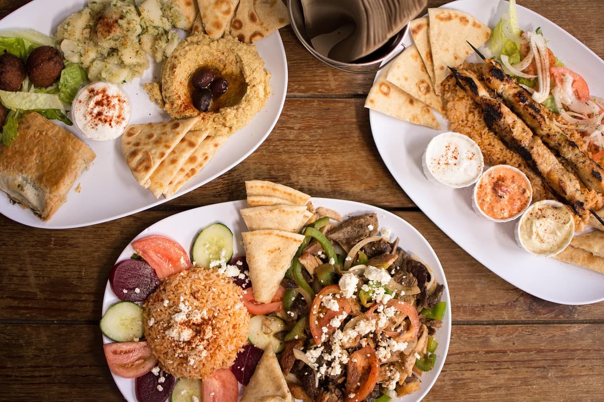 Porcja souvlaki z warzywami
