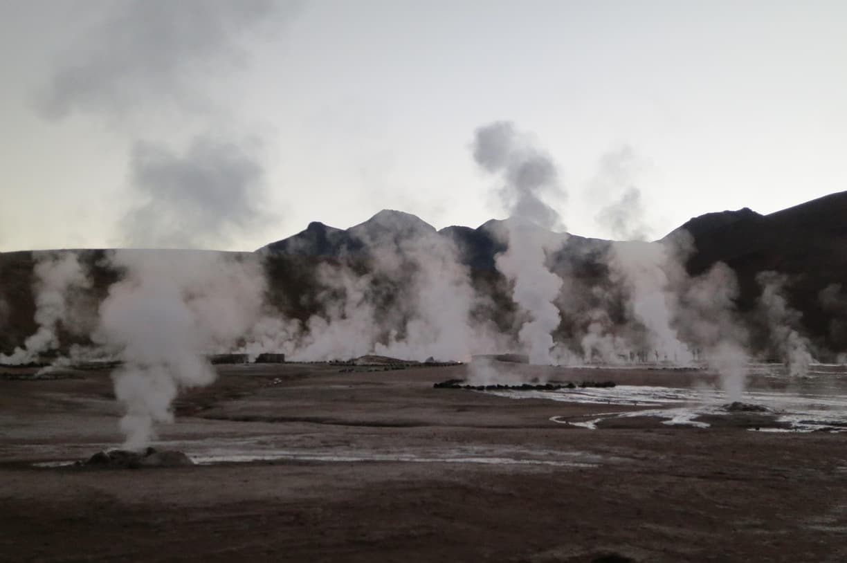 Gejzery El Tatio o wschodzie słońca
