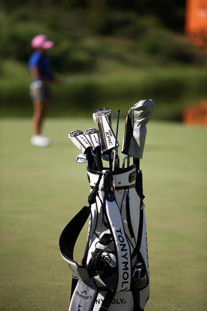 Golfiści przestrzegający zasad gry na polu golfowym