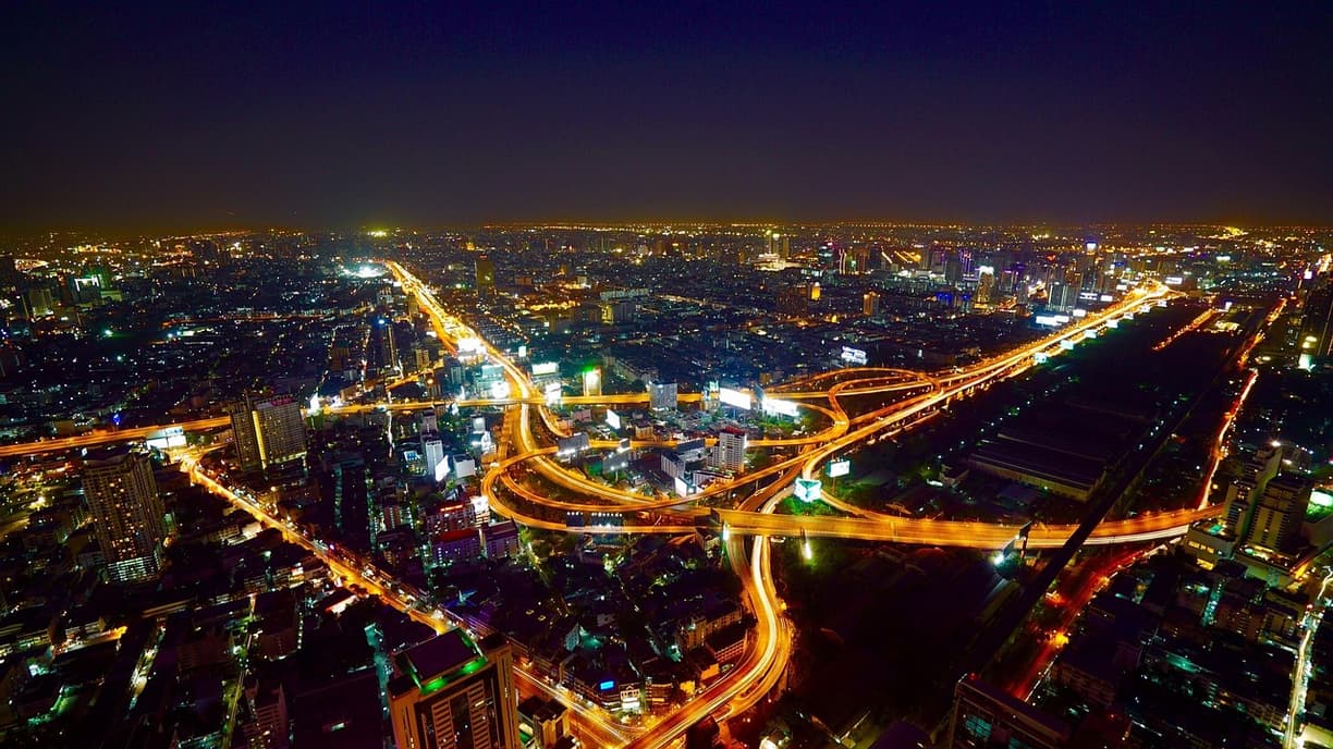 Bangkok nocą z widokiem na wieżowce