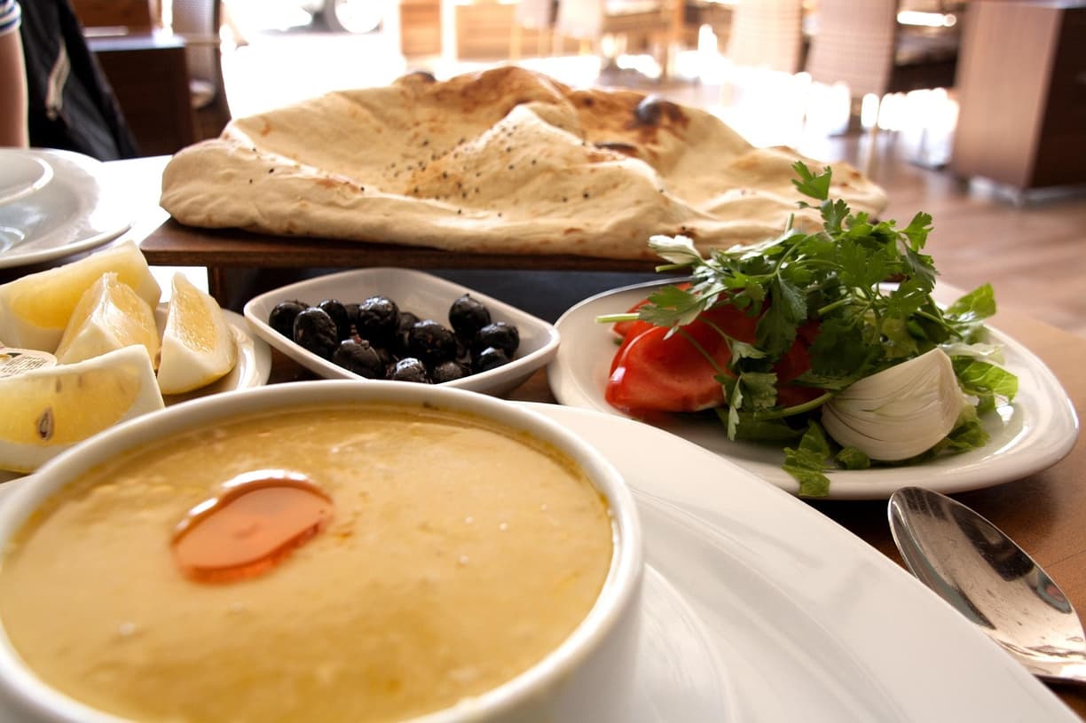 Różnorodne meze na talerzu