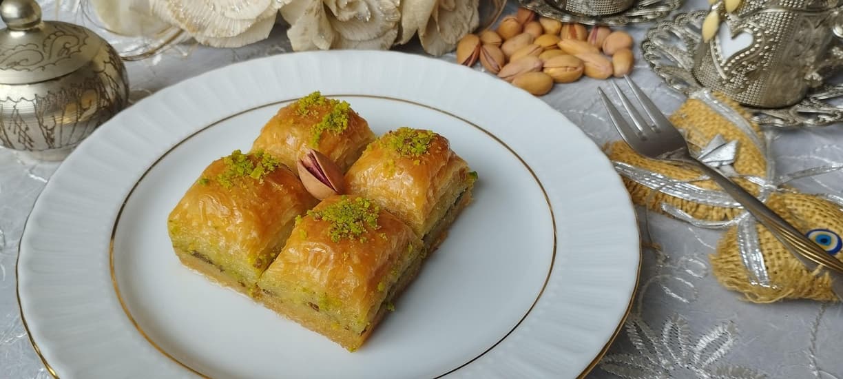 Tradycyjna baklava na talerzu