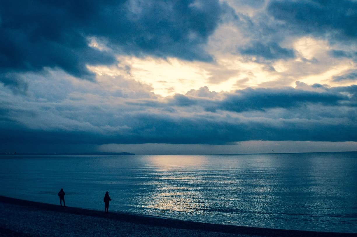 Piekne plaże Antalyi podczas sezonu letniego