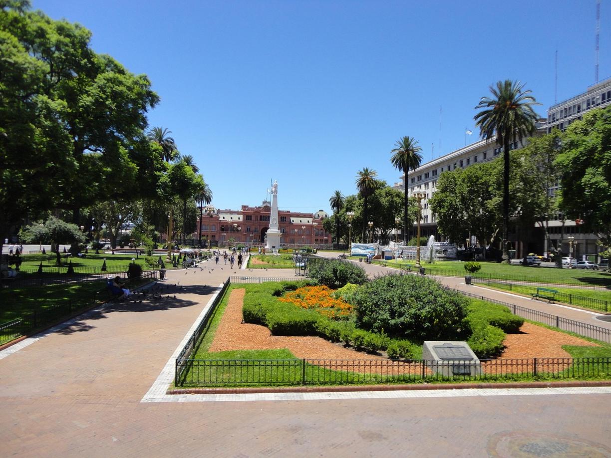 Plaza 25 de Mayo w Sucre z zabytkowymi budynkami