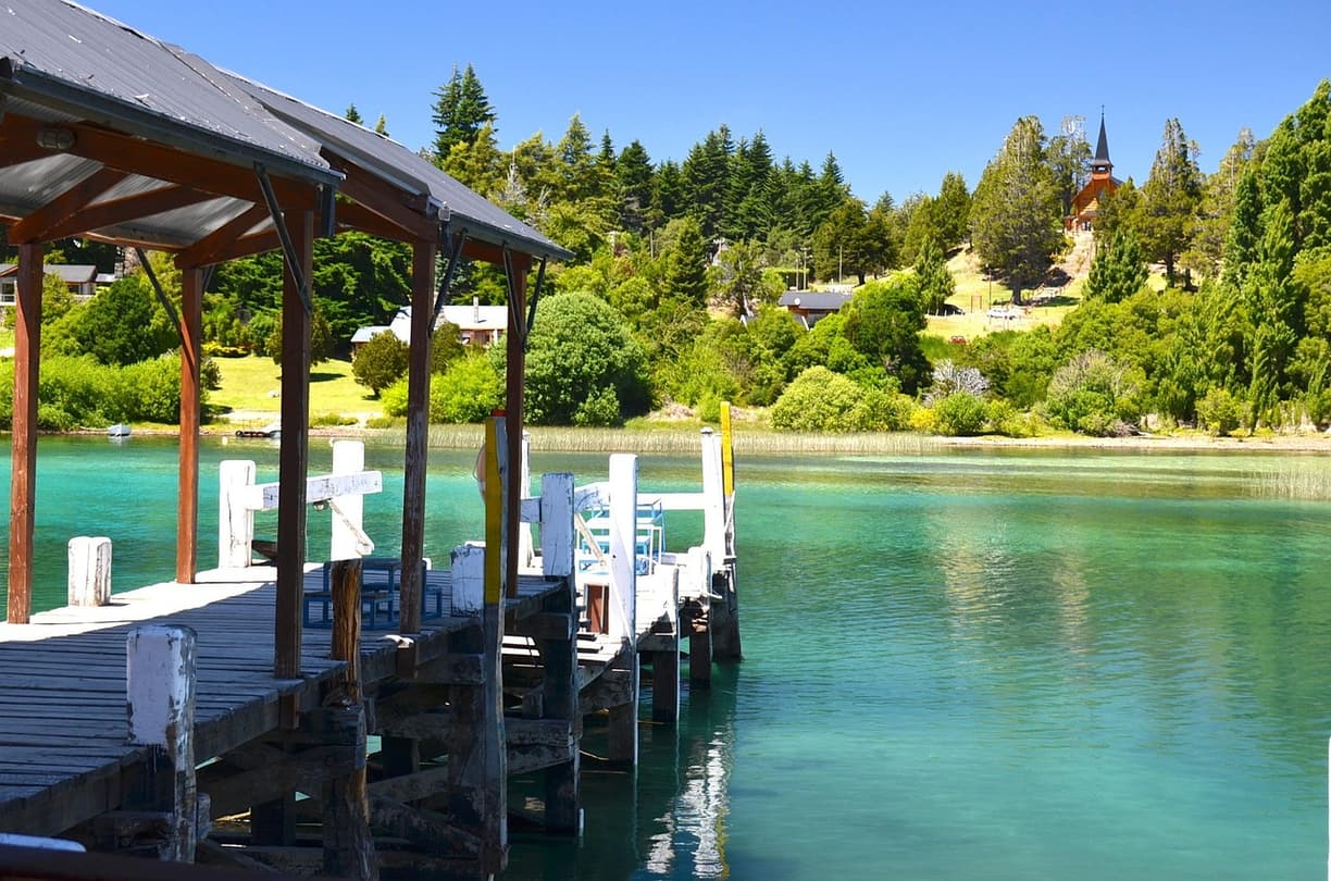 Nocna panorama Bariloche z pięknie oświetlonymi restauracjami.