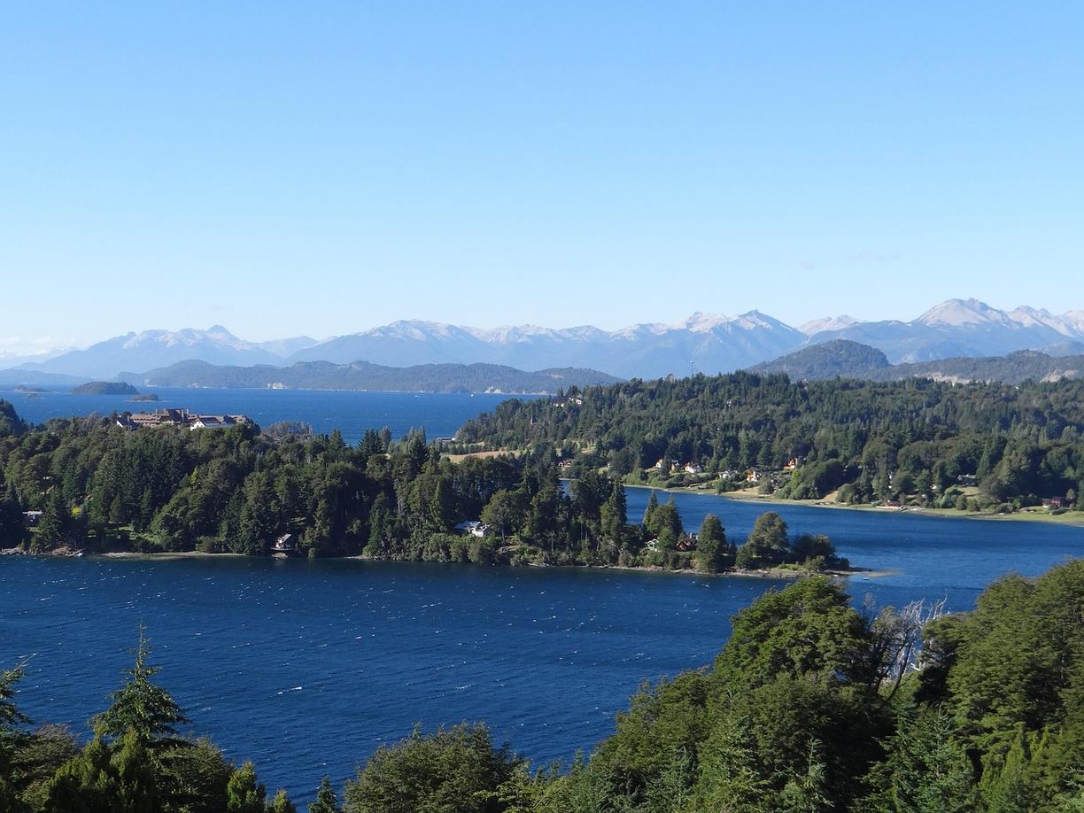 Widok na góry Bariloche z lokalnym jedzeniem na pierwszym planie
