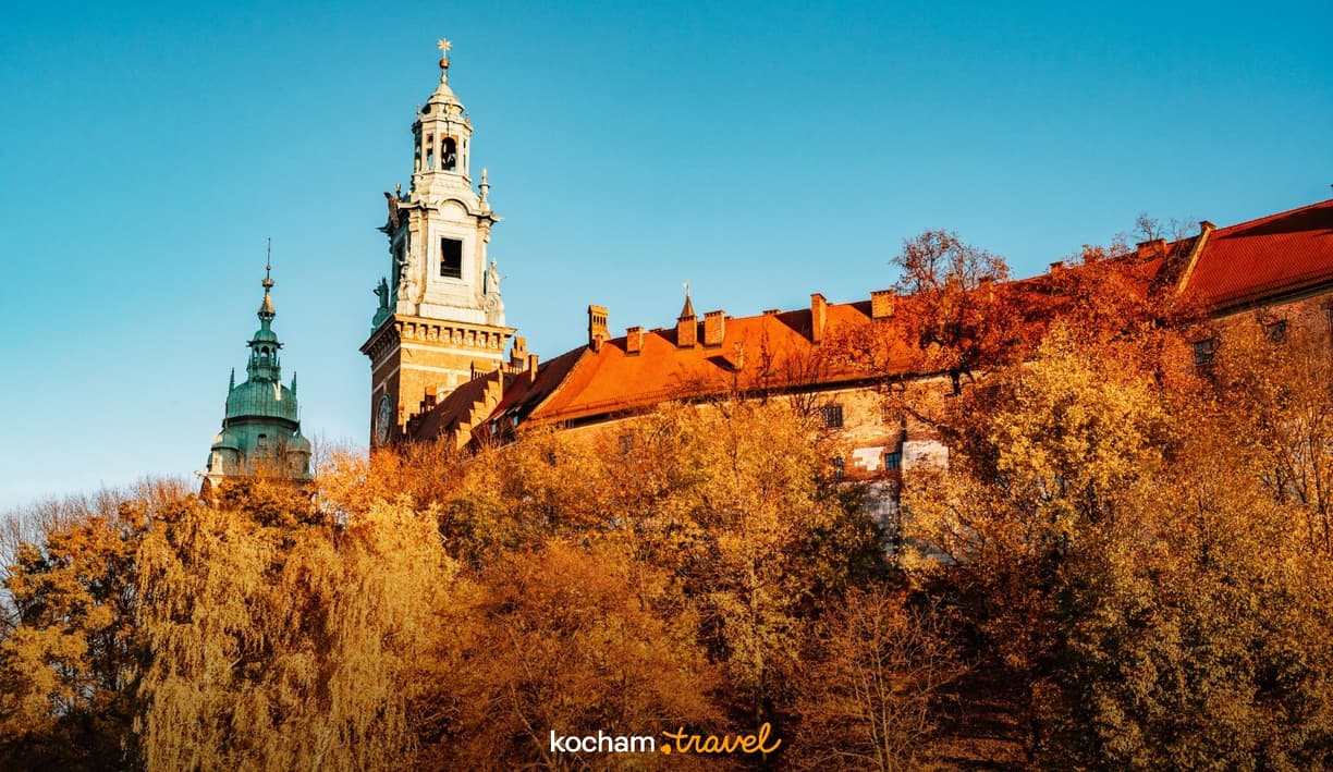 Jesienny widok na Zamek Królewski Wawel w Krakowie.
