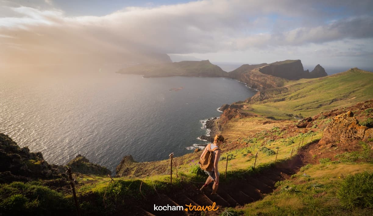 Turysta na szlaku Ponta de São Lourenço na Maderze, widok na ocean.