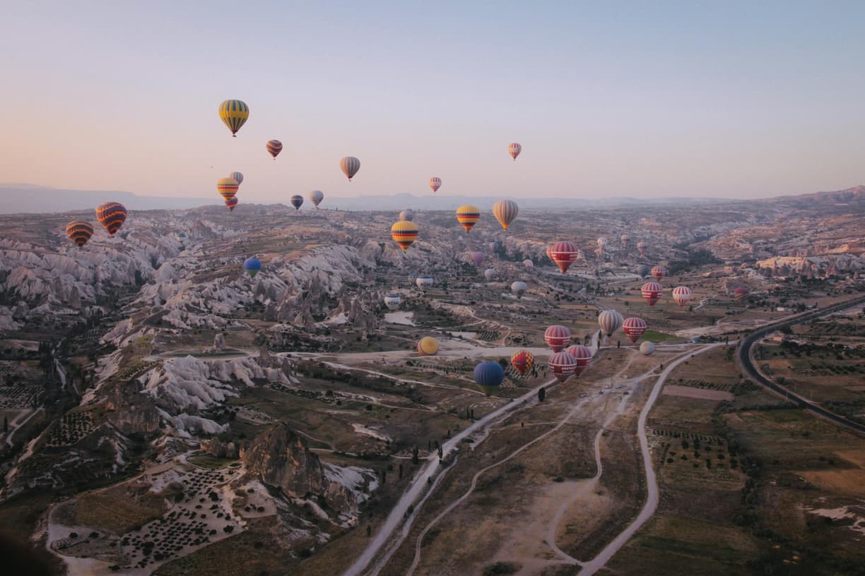 Balony na gorące powietrze nad malowniczym krajobrazem